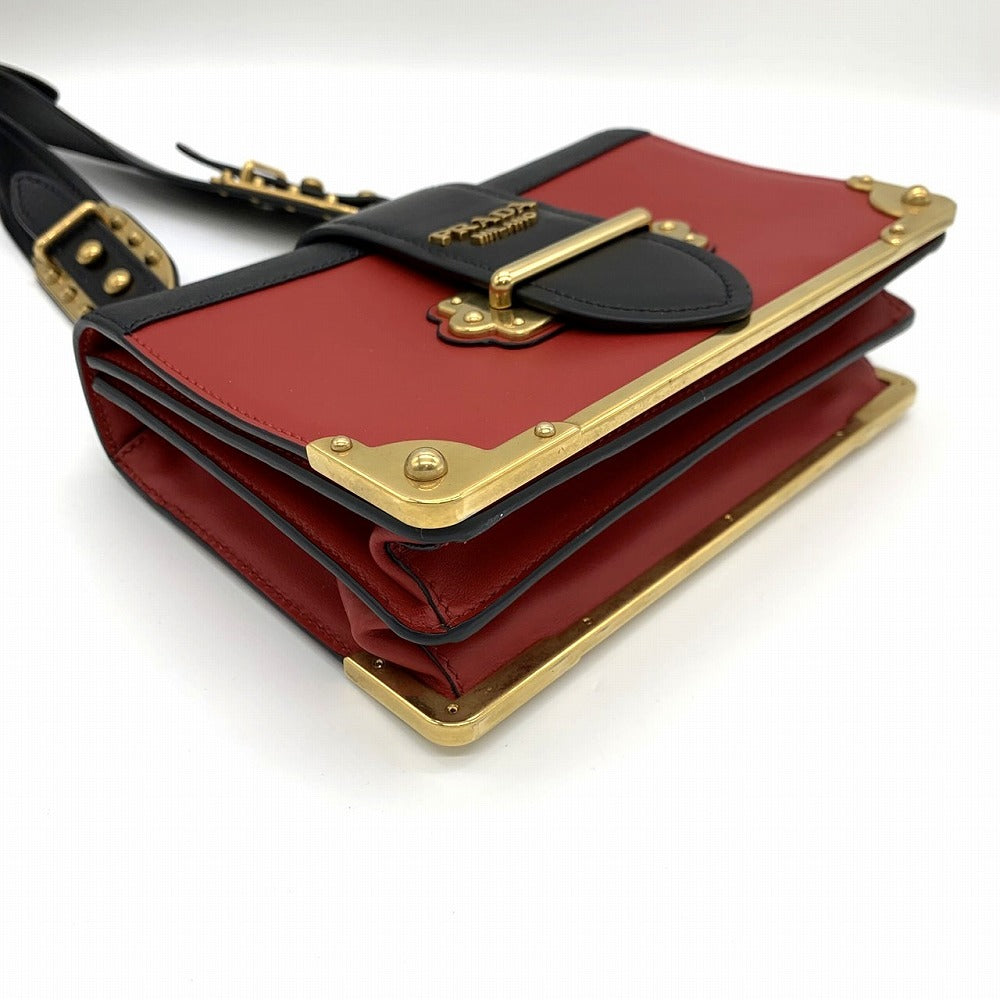プラダ カイエ ミニ ショルダーバッグ サフィアーノレザー、レッド/ブラック/ゴールド、レディースファッション