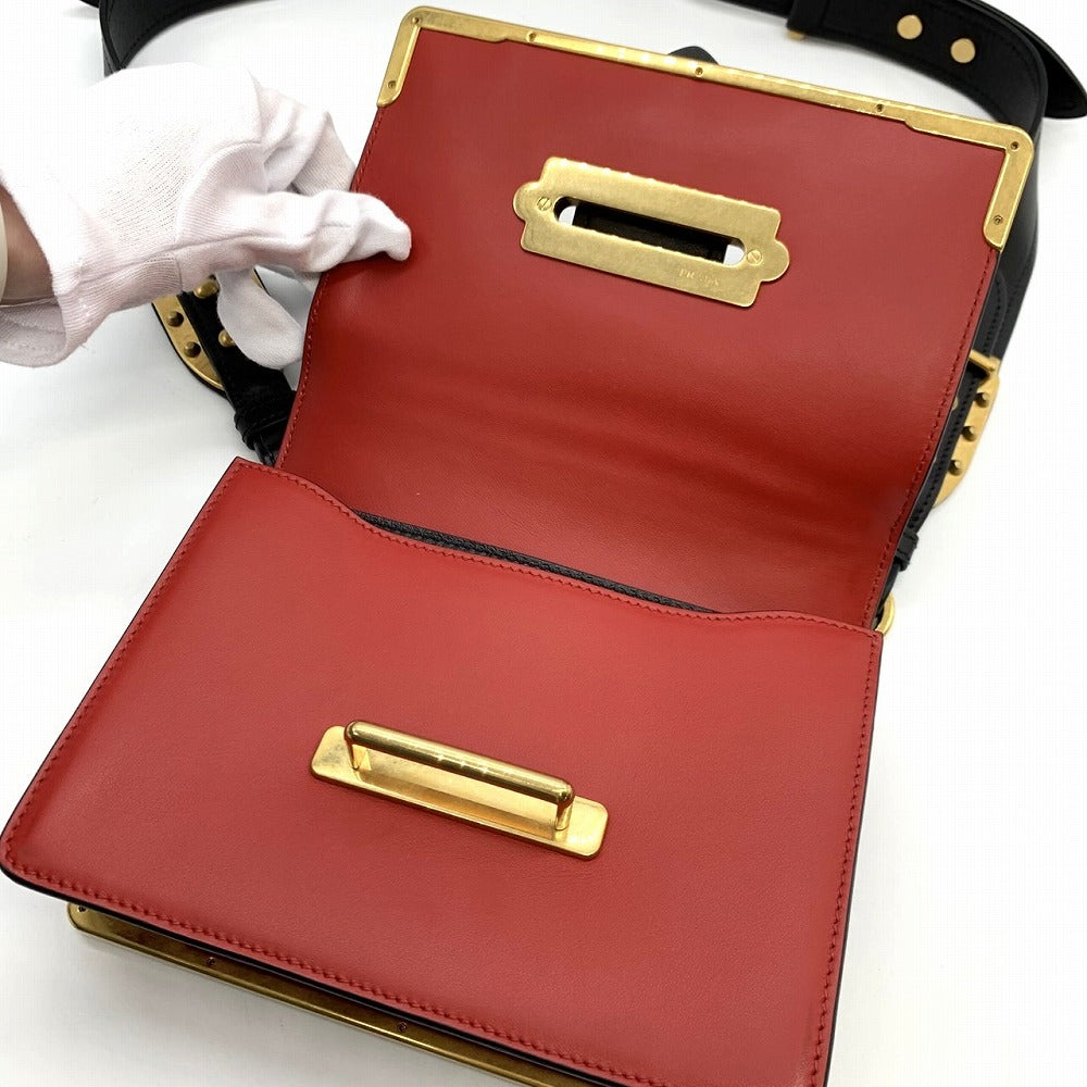 プラダ カイエ ミニ ショルダーバッグ サフィアーノレザー、レッド/ブラック/ゴールド、レディースファッション