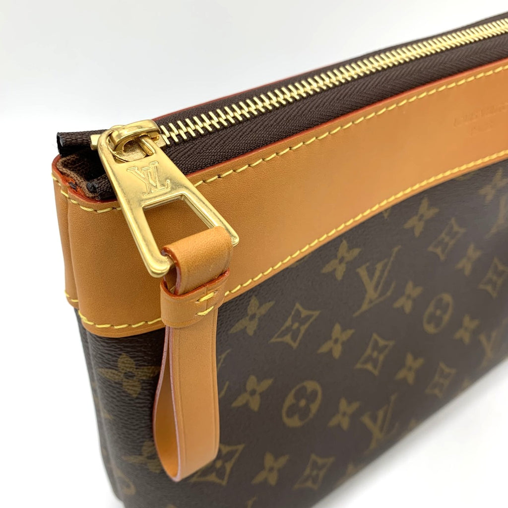 Excellent condition LOUIS VUITTON Pochette Voyage Souple M14057 clutch bag, Monogram canvas/leather, brown, women's fashion.