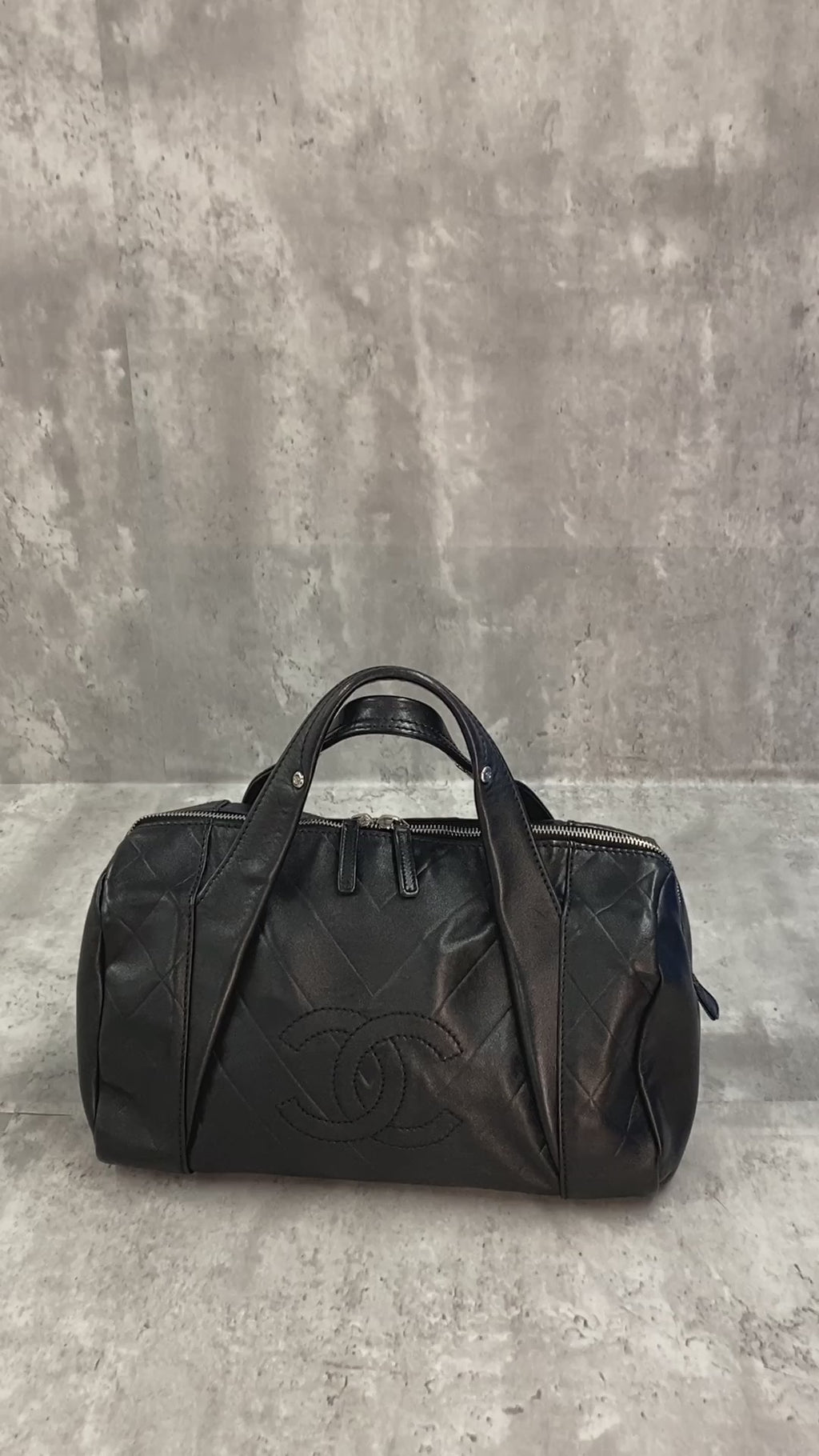 シャネルのミニボストンハンドバッグ（シェブロン柄とココマーク入り、ブラックレザー）【中古品】