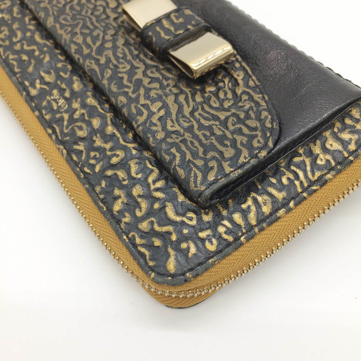 Chloe Lily Long Wallet with Zip-Around Ribbon and Leather in Black and Gold
