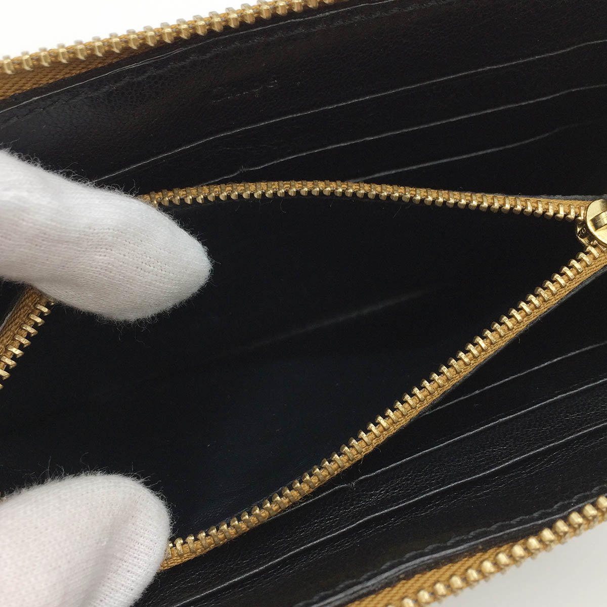 Chloe Lily Long Wallet with Zip-Around Ribbon and Leather in Black and Gold